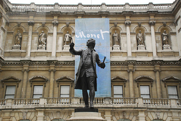 Innenhof mit Statue Royal Academy of Arts London Großbritannien