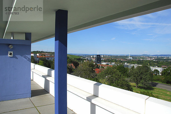 Dachterrasse mit Blick über Stuttgart - Haus des Architekten Le Corbusier - Architekturdenkmal Weißenhofsiedlung Stuttgart Baden Württemberg Deutschland