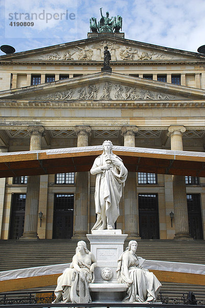 Schillerstatue vor dem Schauspielhaus (Konzerthaus) am Gendarmenmarkt Berlin Deutschland
