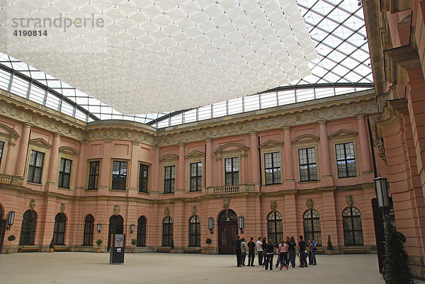 Überdachter Innenhof Deutsches Historisches Museum  Berlin Deutschland