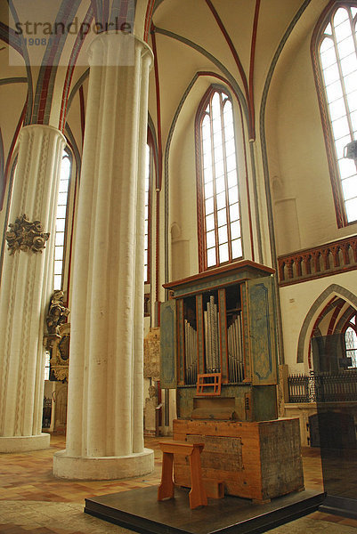 Innenraum mit historischer Orgel Nikolaikirche  Nikolaiviertel Berlin Deutschland