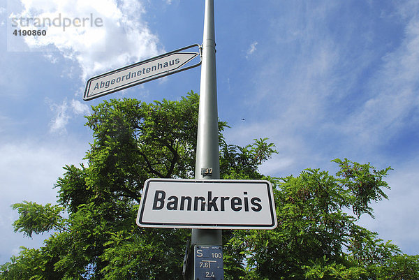 Hinweisschilder Bannkreis und Abgeordnetenhaus Berlin Deutschland