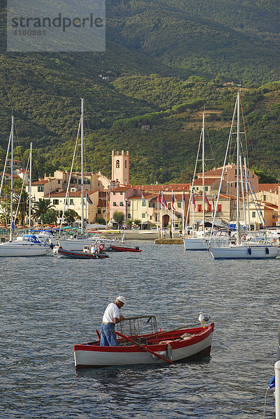 Fischer mit Reuse im Hafen Marciana Marina Insel Elba Toskana Italien
