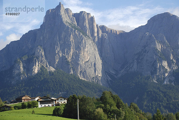 Häuser am Ortsrand Kastelruth vor dem Schlern Südtirol Italien