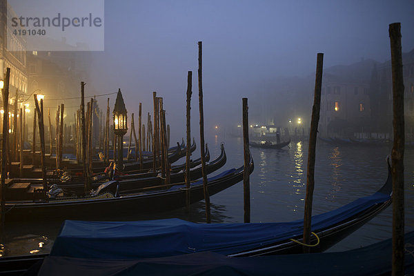 Gondeln im Nebel  Venedig  Italien