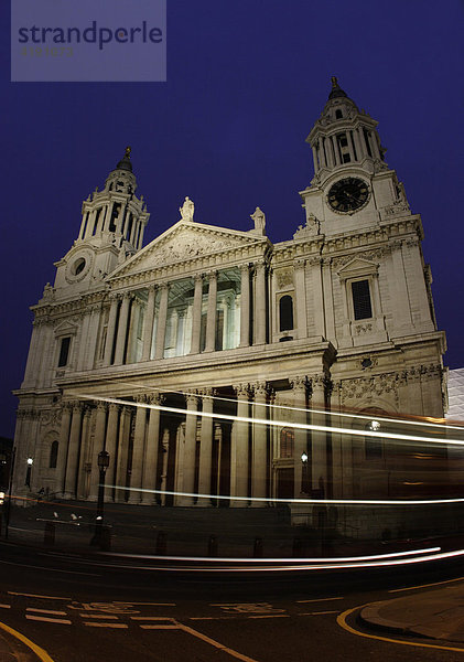 St. Paul's Cathedral mit Lichtspuren  London  Großbritannien