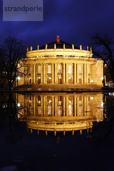 Nachtaufnahme der Staatsoper Stuttgart mit Spiegelung  Stuttgart  Baden-Württemberg  Deutschland  Europa