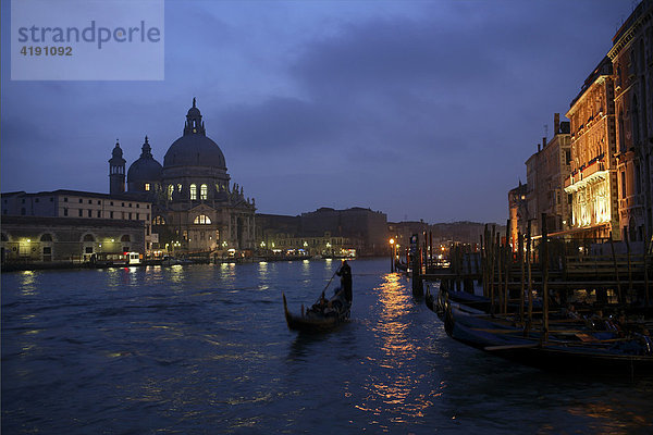 Gondoliere zur Dämmerung  Venedig  Italien  Europa