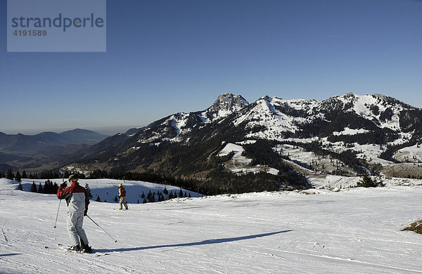 Skifahrer am Sudelfeld  hinten Wendelsteinmassiv  Bayerische Alpen  Deutschland  Europa