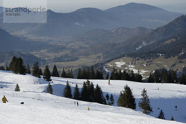 Skigebiet Sudelfeld mit Blick ins schneefreie Leitzachtal  Bayerische Alpen  Deutschland  Europa