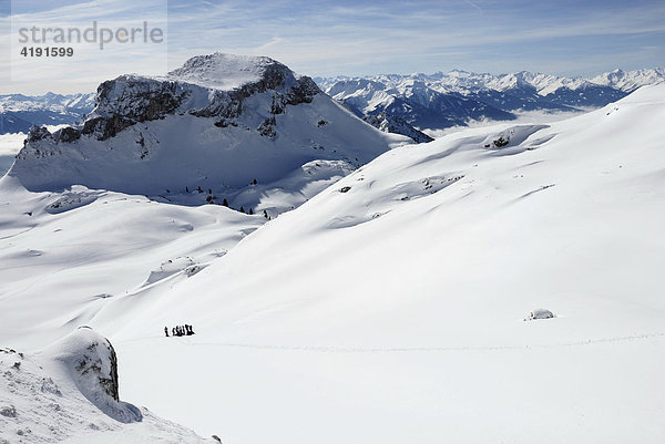 Skitourengeher bei der Rast im Rofangebirge  hinten Alpenhauptkamm  Tirol  Österreich  Europa