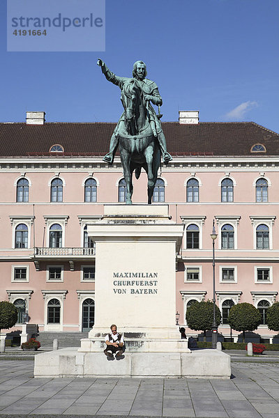 Wittelsbacher Platz  Reiterstandbild Maximilian Kurfürst von Bayern  Siemens Konzernzentrale  München  Bayern  Deutschland