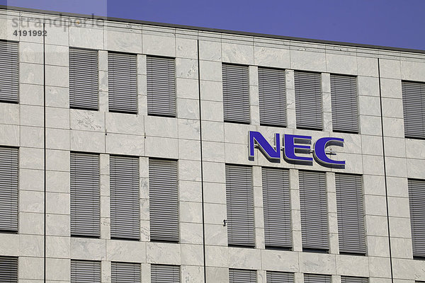 NEC Logo auf Bürogebäude