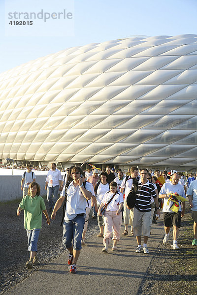 Allianz Arena Fifa WM Stadion München Zuschauer strömen aus dem Stadion