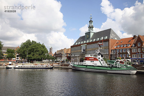 Hafen Museumskreuzer Georg Breusing Rathaus im Hintergrund Emden  Niedersachsen  Deutschland