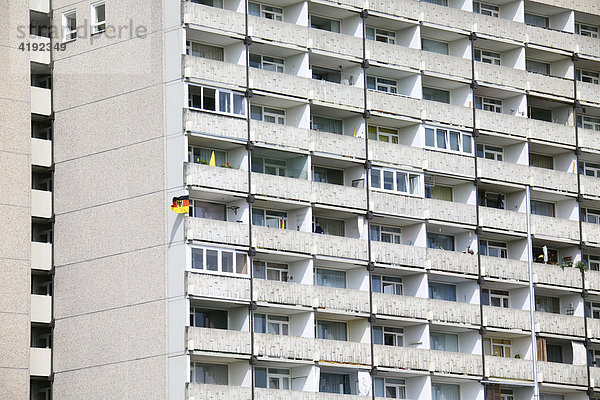 Wohnsilo mit Deutschlandflagge