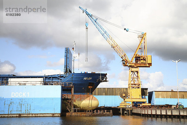 Trockendock  Werftanlage  Hafen Emden  Niedersachsen  Deutschland