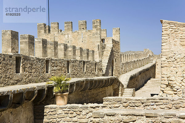 Burganlage Castell de Capdepera  Festungsmauer mit Zinnen und einem Turm  Capdepera  Mallorca  Balearen  Spanien