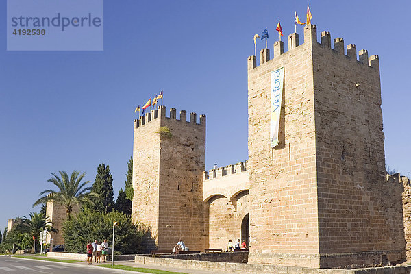 Stadttor Porta Principal mit Fahnen geschmückt  Alcudia  Mallorca  Balearen  Spanien