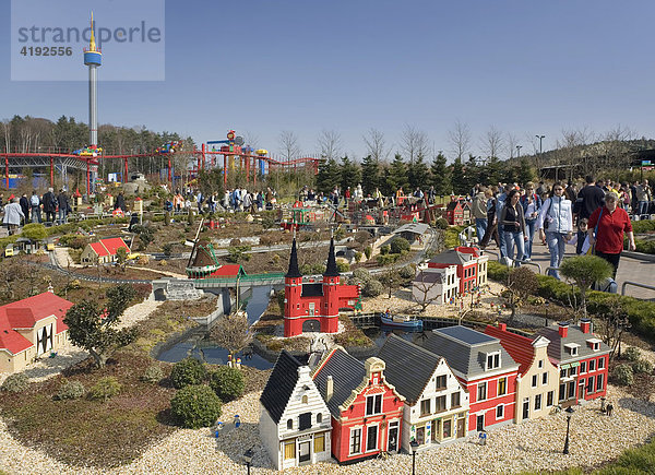 Eindrücke aus dem Legoland Deutschland  im Vordergrund das Miniland  im Hintergrund der 65 m hohe Aussichtsturm  Günzburg  Bayern  Deutschland