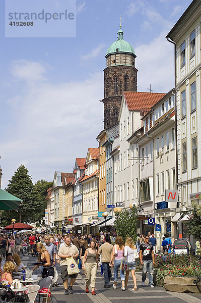 Universitätsstadt Göttingen  Einkaufsmeile Weender Straße in der Altstadt  im Hintergrund der Kirchturm von St. Jakobi
