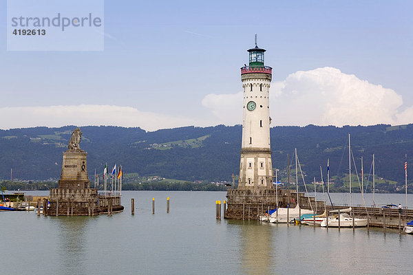 Hafeneinfahrt von Lindau am Bodensee  rechts der Leuchtturm und links der Bayerische Löwe  Lindau  Bayern  Deutschland