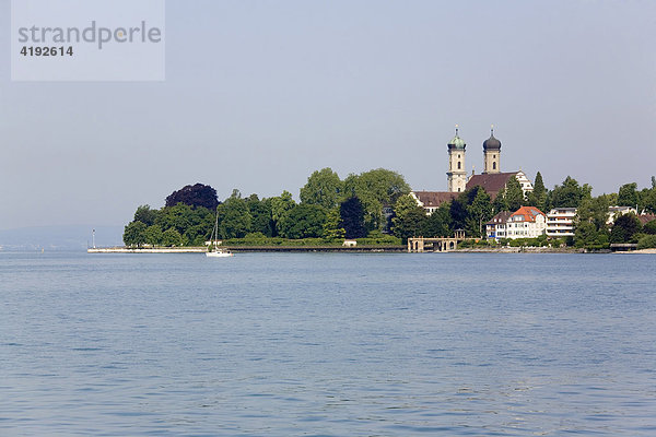 Friedrichshafen am Bodensee  Blick über den See hinweg auf die Schlosskirche - das Wahrzeichen der Stadt