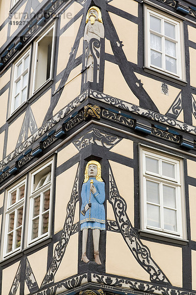 Figuren und Schnitzereien am so genannten Raiffeisen-Haus in Eschwege  Hessen  Deutschland