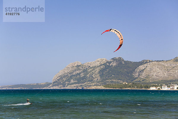 Kite-Surfer an der Nordküste von Mallorca  Balearen  Spanien - Querformat