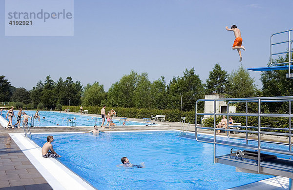 Ein gut besuchtes Freibad mit Sprungbrettern  Rosdorf  Niedersachsen  Deutschland