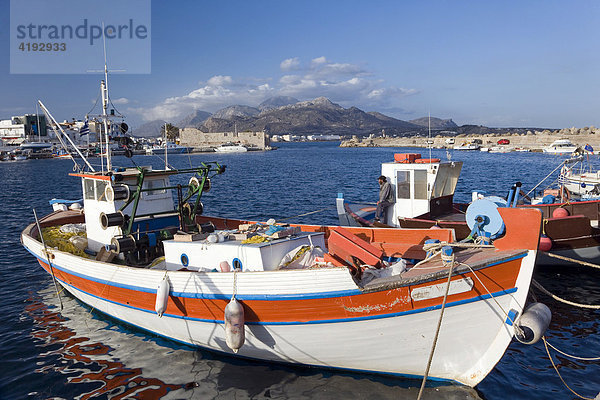Ierapetra  südlichste Stadt Europas  Fischerboote im Fischerhafen  Südkreta  Kreta  Griechenland