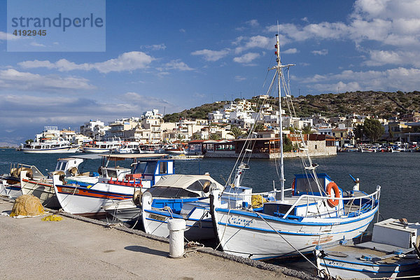 Fischerboote im Hafen von Elounda  Ostkreta  Kreta  Griechenland