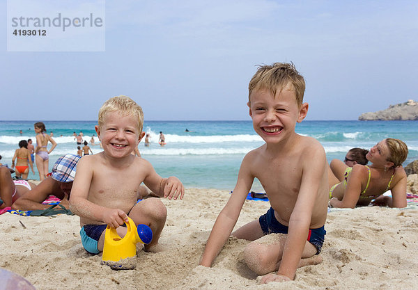 2 Jungen  5 und 4 Jahre  spielen an einem Strand  Cala Rajada  Mallorca  Balearen  Spanien