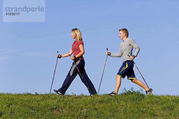 Junges Paar  sie 20 Jahre  er 22 Jahre  beim Nordic-Walking