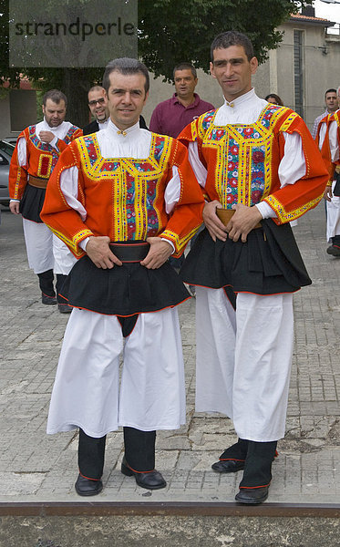 Männer in traditionellen Kostümen im Bergdorf Fonni  Sardinien  Italien