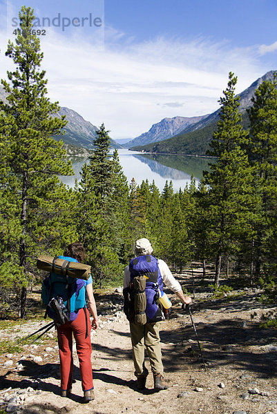 Wanderer genießen den Ausblick auf Lake Bennett  Chilkoot Trail  Britisch-Kolumbien  Kanada