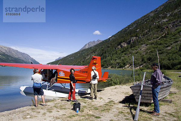 Beladen eines Wasserflugzeuges  Bush Hawk  Lake Bennett  Britisch-Kolumbien  Kanada
