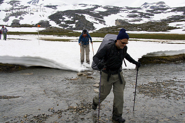 Wanderer überquert Bach  Schneeschmelze  Gebirgslandschaft  Chilkoot Trail  Britisch Kolumbien  Kanada
