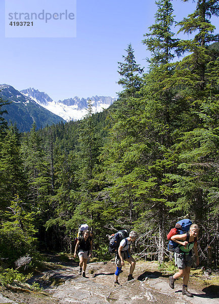 Wanderer erklimmen einen Hügel auf dem Chilkoot Trail  Frauen  Irene Glacier (hinten)  Chilkoot Trail  Alaska  USA