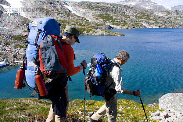 Wanderer mit Rucksäcken vor dem Crater Lake  Gebirgslandschaft  Chilkoot-Trail  Britisch Kolumbien  Kanada