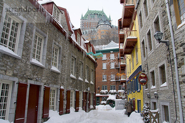 Blick auf das Château Frontenac  Gasse  Eiszapfen  Québec City  Québec  Kanada