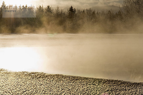 Gefrorener See bei Sonnenlicht im Nebel  Takhini Hot Springs  Yukon Territorium  Kanada