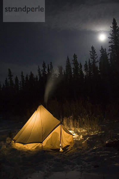 Erleuchtetes Zelt  Rauchabzug  Mond  Yukon Territory  Kanada  Nordamerika