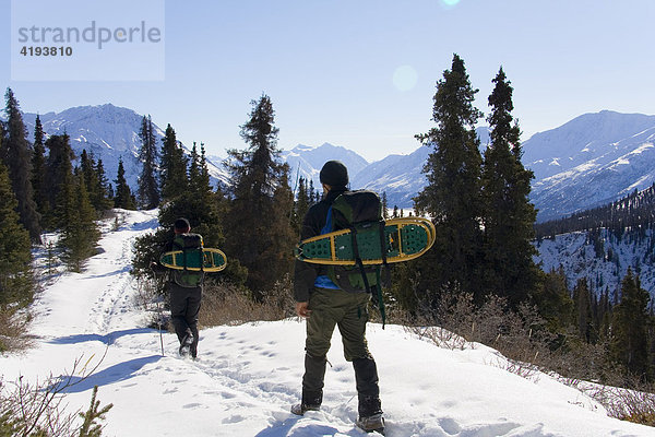 Wandern  Schneeschuhe  Berge  St. Elias Range  Kluane National Park  Yukon Territory  Kanada  Nordamerika