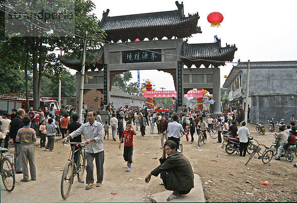 Dorfplatz mit Stadttor in Chenjagou  international Taijiquan Competition  Stadtfest  Henan  China