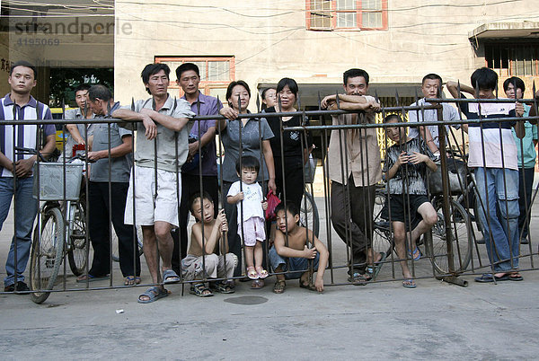 Zuschauer bei Strassenkämpfen in Wuzhi  Wuzhi Gong Fu School  Kung Fu Schule  Wuzhi  Henan  China