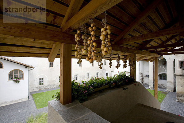 Innenhof des Benediktinerkloster St. Johann in Müstair  Unesco Weltkulturerbe  Unterengadin  Graubünden  Schweiz