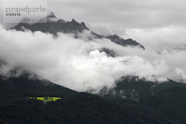 Berglandschaft in den Wolken  Sent  Unterengadin  Graubünden  Schweiz