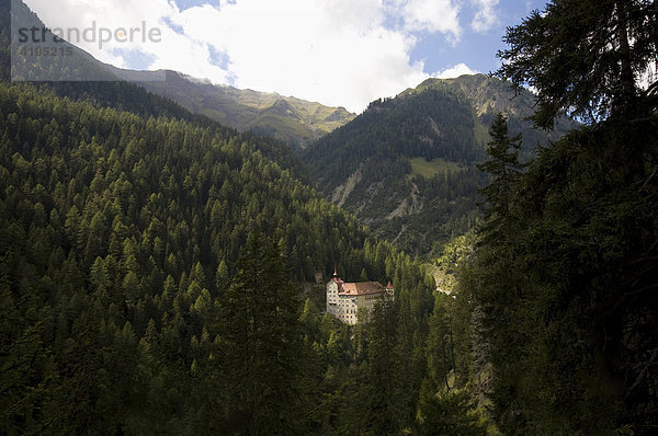 Blick auf das alte Berghotel Val Sinestra  Unterengadin  Graubünden  Schweiz