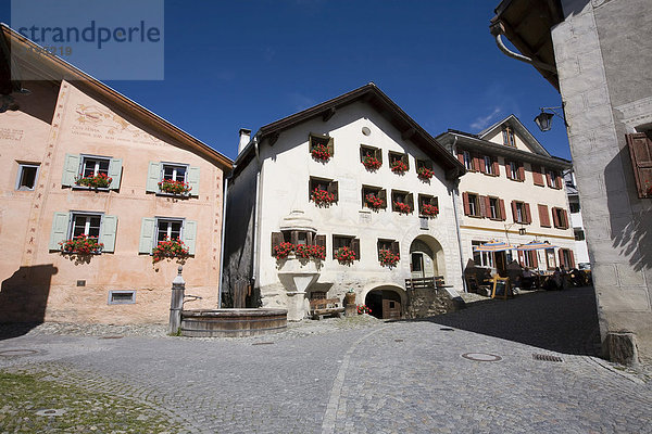 Historische Häuser in Guarda  Unterengadin  Dorfplatz mit Brunnen  Graubünden  Schweiz